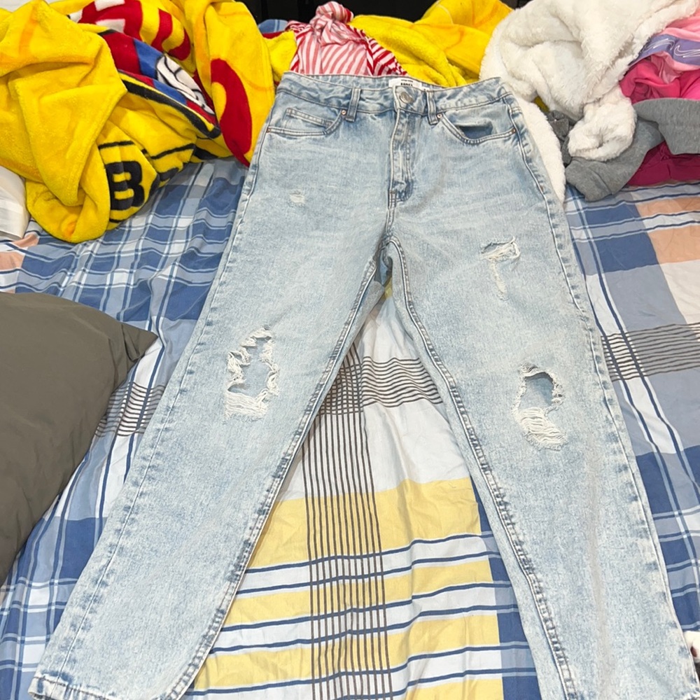 Light blue rip Mom Jeans. Size 7 (not juniors)
